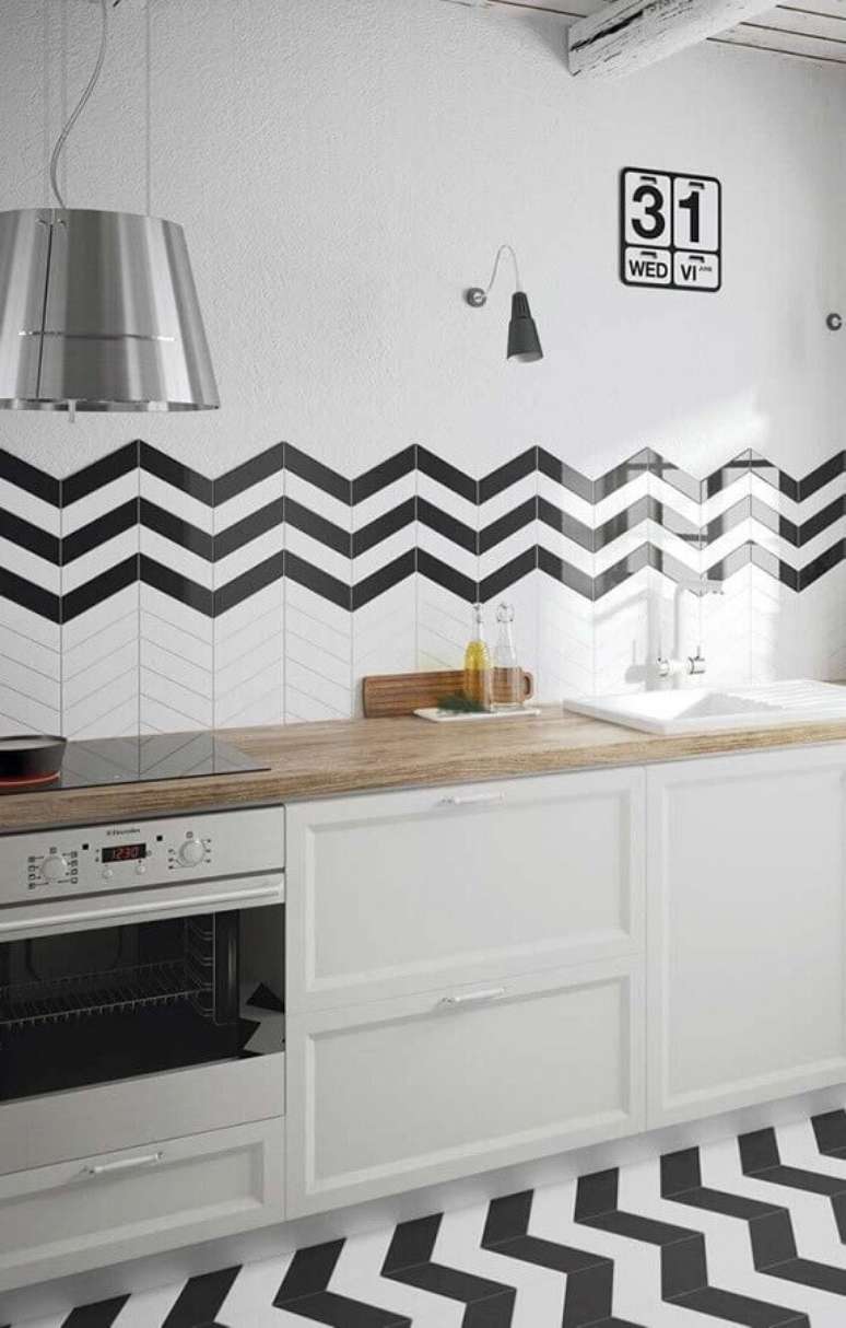 9. Decoração com azulejo branco e preto para cozinha com balcão de madeira – Foto: Pinosy