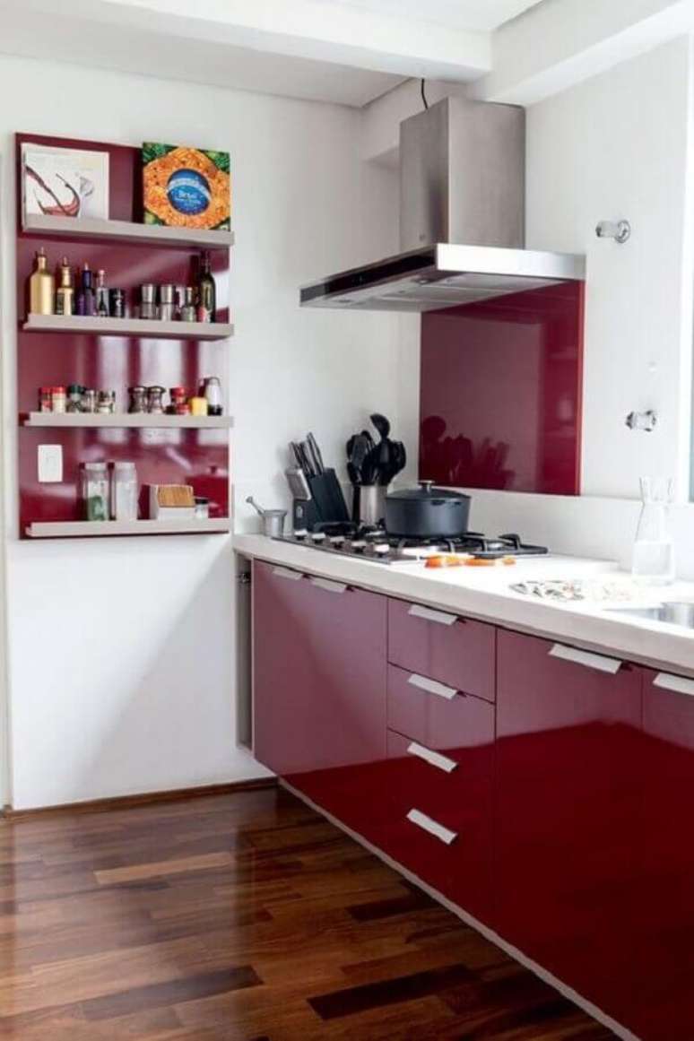 6. Coloque mais personalidade na sua decoração investindo na cozinha vermelha e branca – Foto: Casa e Jardim