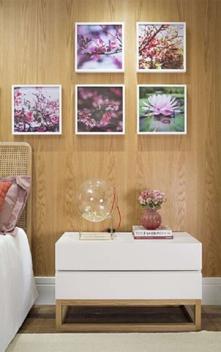 7. Decoração para quarto com parede de madeira e quadros – Foto: Quartos Etc