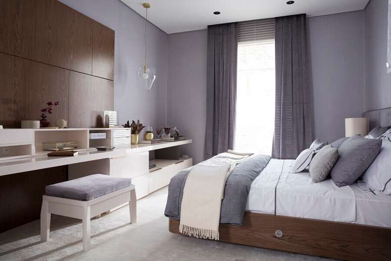 2. Decoração para quarto de casal cinza com detalhes em madeira – Foto: Quartos Etc