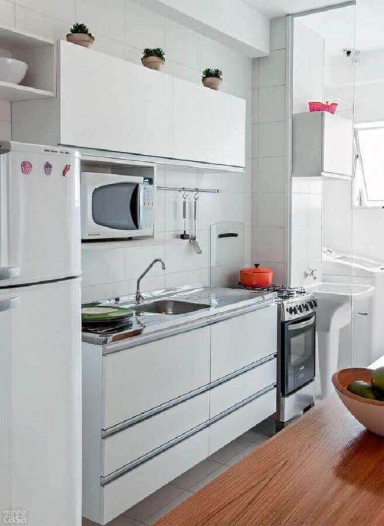 54. Decoração simples para cozinha branca compacta – Foto: Levitrabook