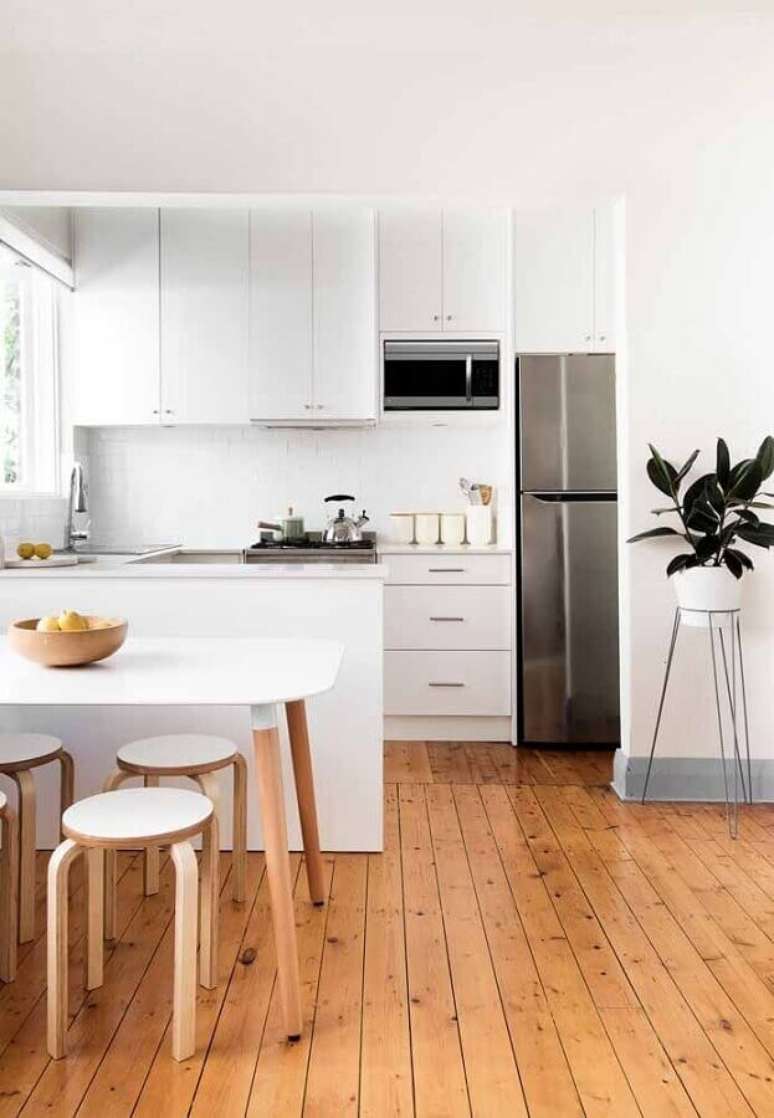 55. Todo o charme do piso de madeira para a cozinha planejada branca – Foto: Home Awakening