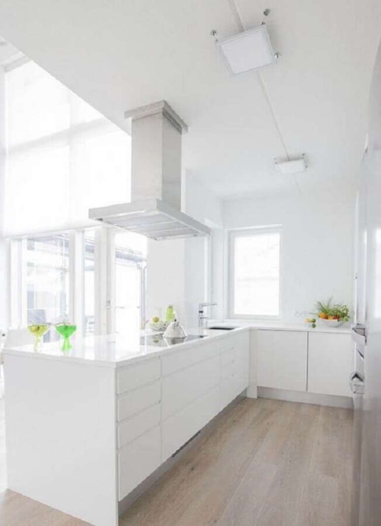 62. Decoração clean para cozinha branca com piso de madeira – Foto: Pinterest