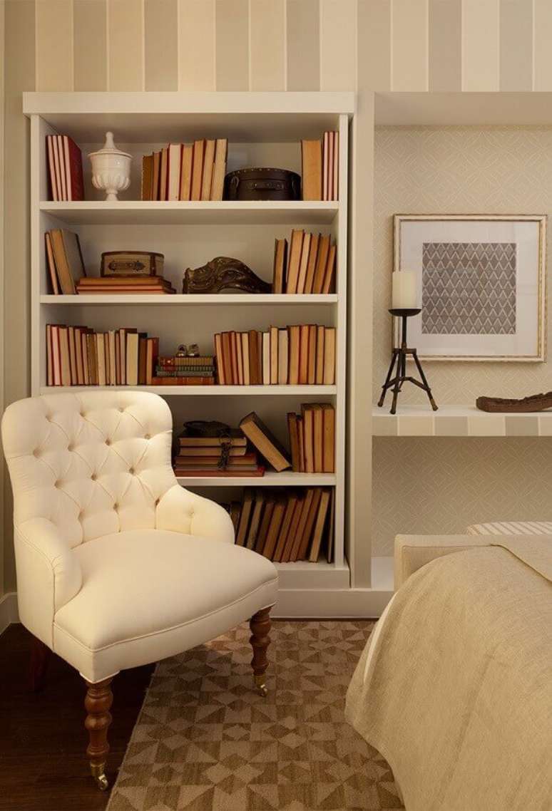 1. Quarto decorado com estante para livros – Foto: Quartos Etc