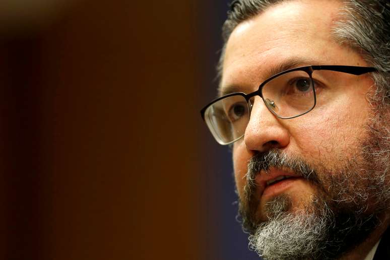 Ministro Ernesto Araujo fala durante entrevista no Itamaraty 2/7/2019 REUTERS/Adriano Machado