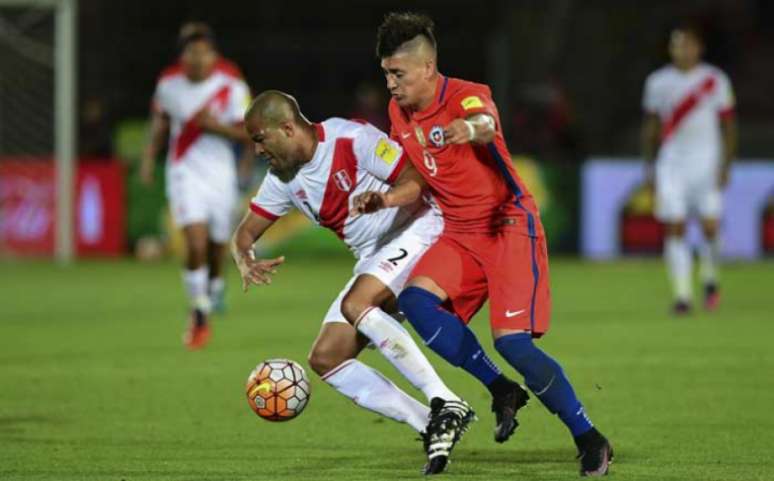 No último confronto entre as equipes, em amistoso, o Peru venceu o Chile por 3 a 0 (Foto: Martin BERNETTI / AFP)