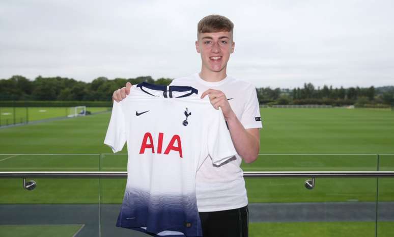 Jack Clarke pertence ao Tottenham, mas vai ser emprestado (Foto: Reprodução)