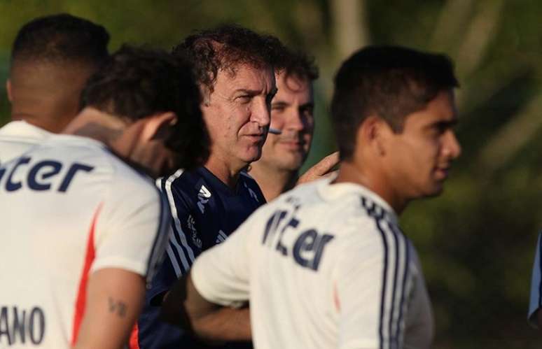 Cuca teve a baixa de dois zagueiros no primeiro período de treinos nesta terça (Foto: Rubens Chiri/saopaulofc.net)