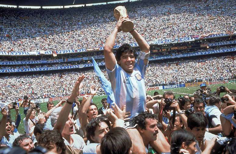 Maradona levanta troféu da Copa do Mundo de 1986, no México