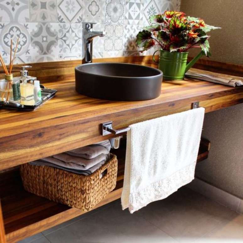 1. É muito comum encontrar banheiros com bancada de madeira. Foto: Tua Casa
