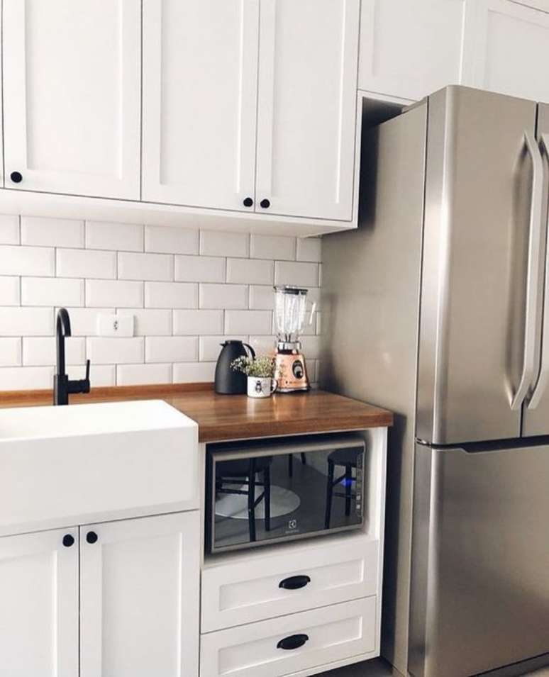 52. A bancada de madeira na cozinha pode ser pequena e funcionar mais como um detalhe na decoração. Foto: Instagram