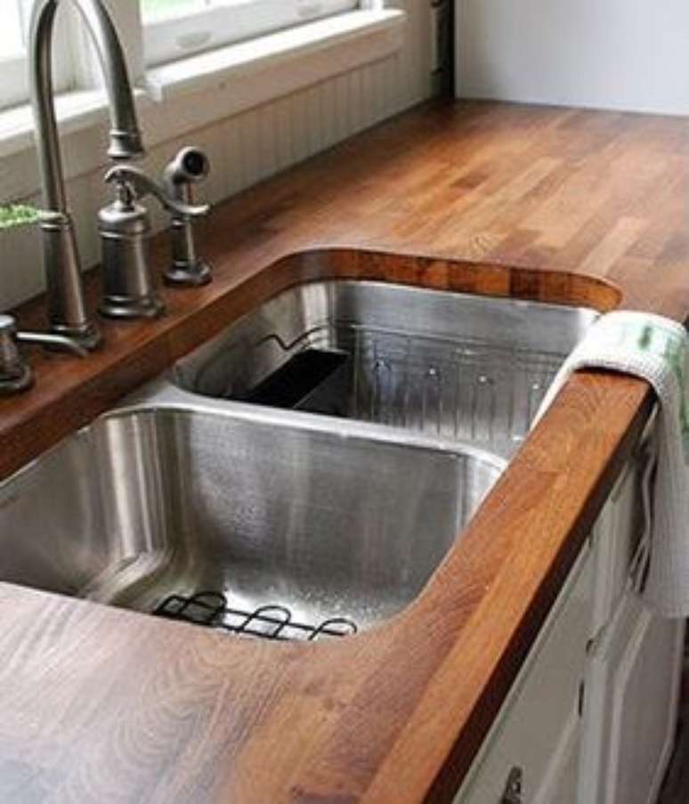 60. A pia da cozinha também fica ótima com uma bancada de madeira. Foto: ZAP em Casa