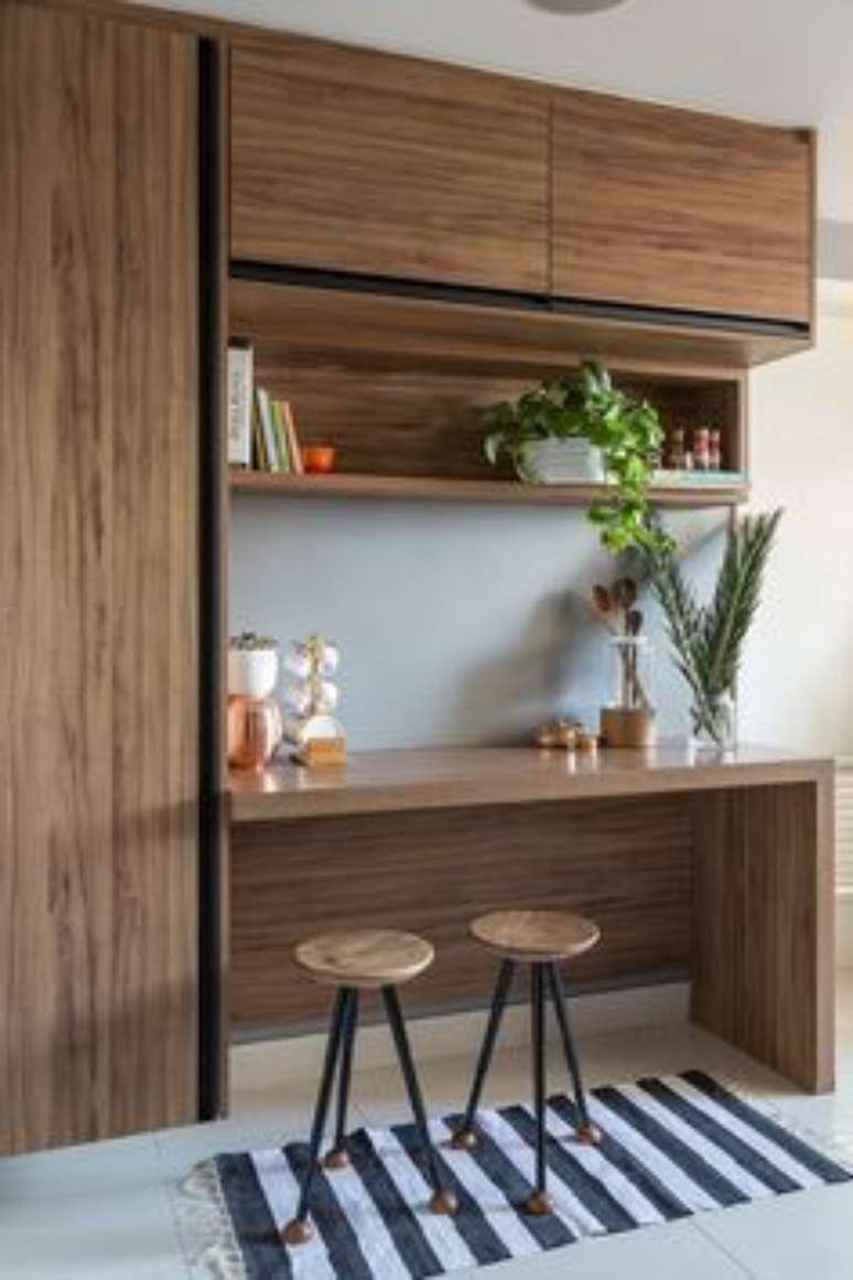 61. A bancada de madeira pode estar associado a um armário de cozinha. Foto: Casa de Valentina