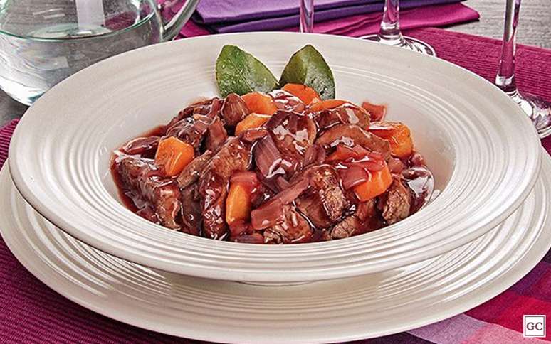 Bife bourguignon é um jeito bem diferente de preparar o filé do dia a dia 
