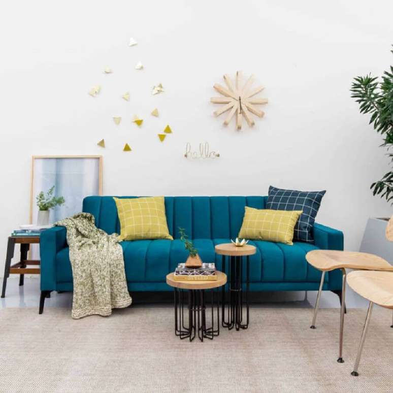 2. Decoração para sala com sofá azul e mesa de apoio redonda – Foto: Compre na Muma