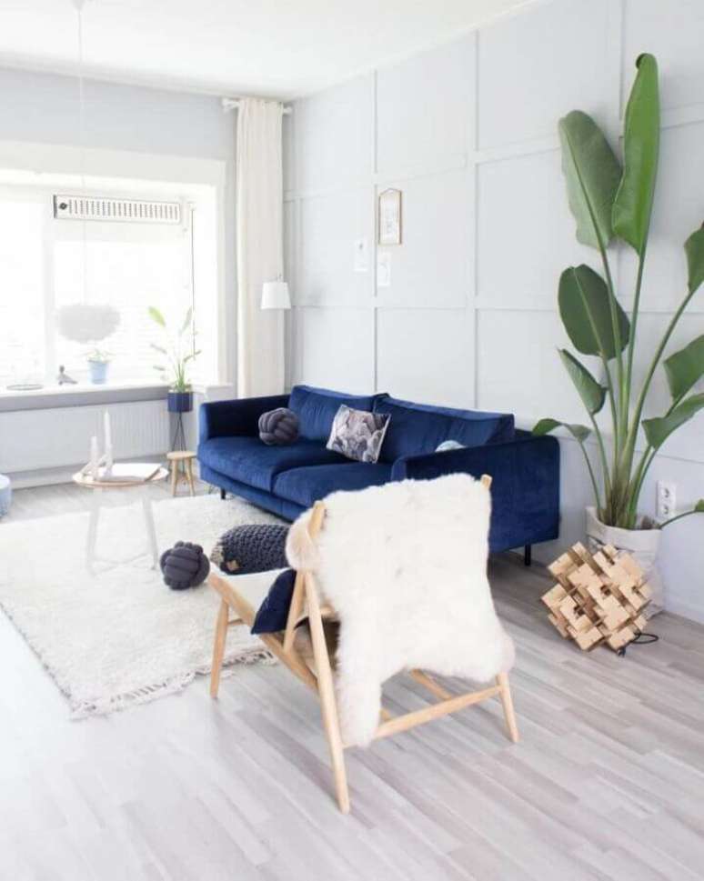 10. O sofá azul escuro pode ser usado em salas pequenas, mas é importante que o restante da decoração seja em tons claros – Foto: Judith Sturmi-Huls