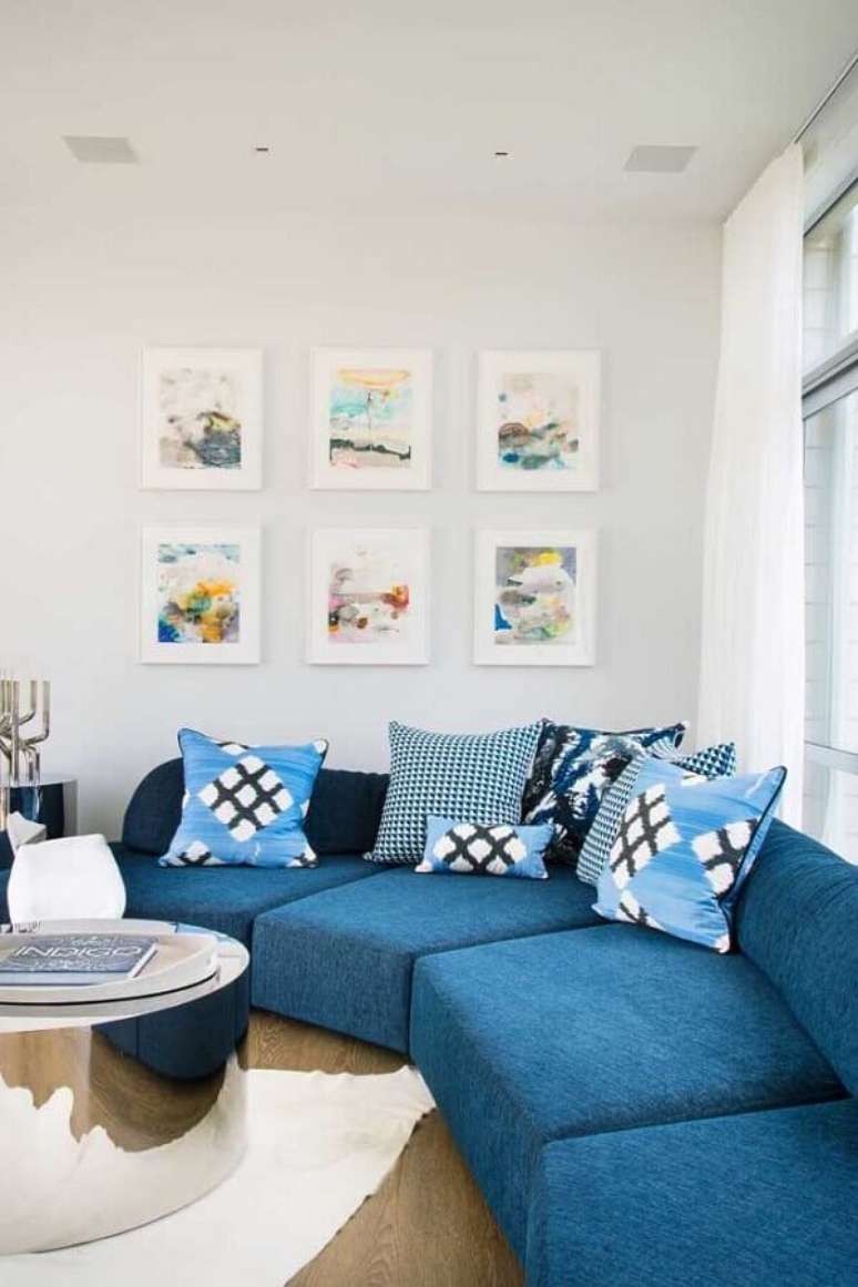 11. Invista em um sofá de canto azul para uma decoração agradável e otimização de espaço – Foto: Ideias Decor
