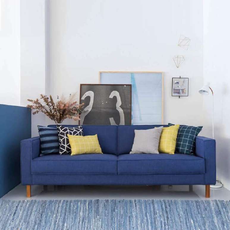13. Decoração clean para sala com sofá azul – Foto: Compre na Muma