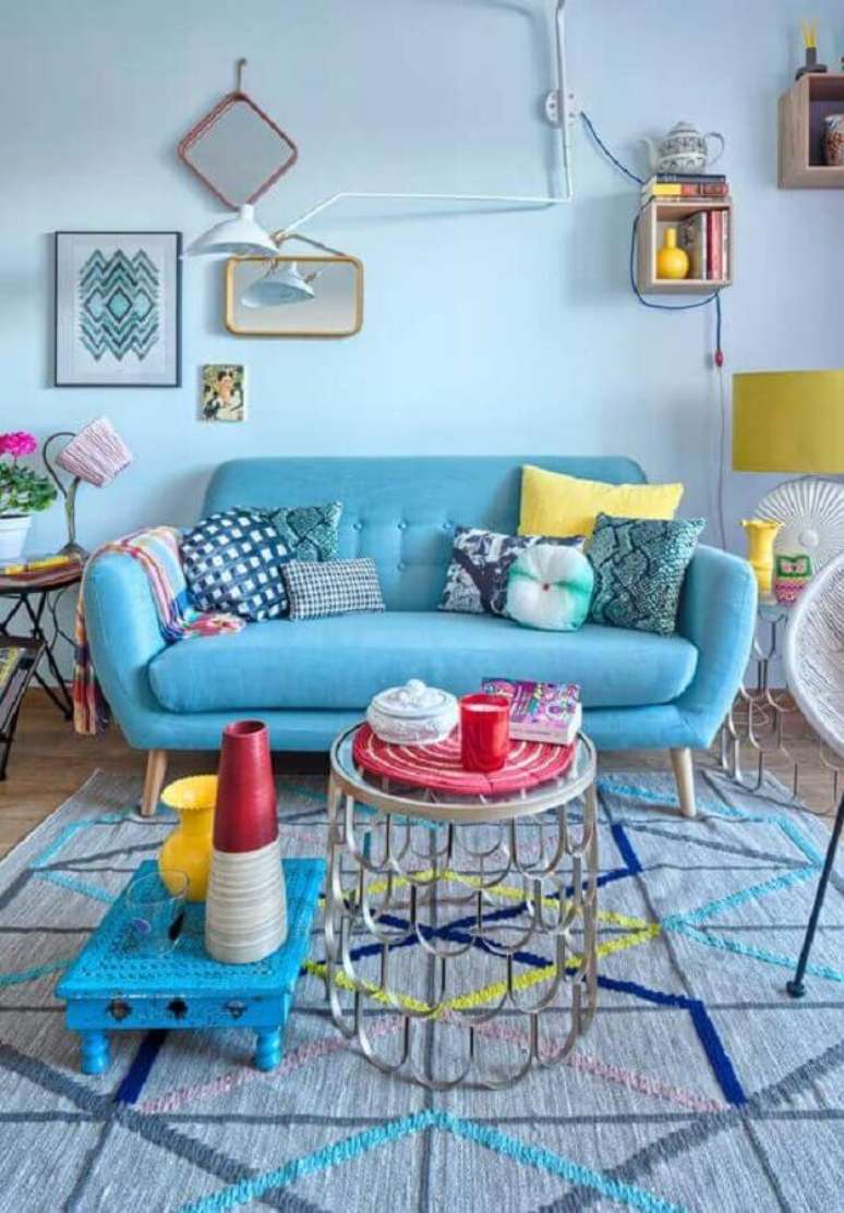 14. Invista em uma decoração divertida para sala com sofá azul claro e objetos decorativos coloridos – Foto: Pinterest