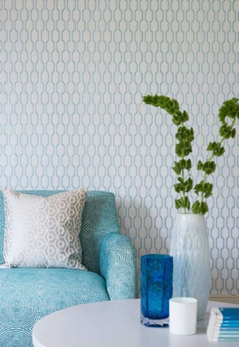 17. Invista em um sofá azul claro para a sua sala com decoração clean – Foto: Pinosy