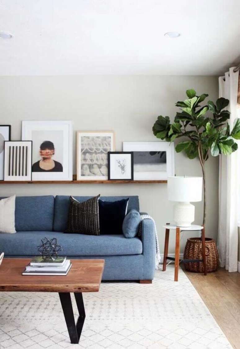 18. Decoração em tons claros para sala com sofá azul – Foto: Zozu