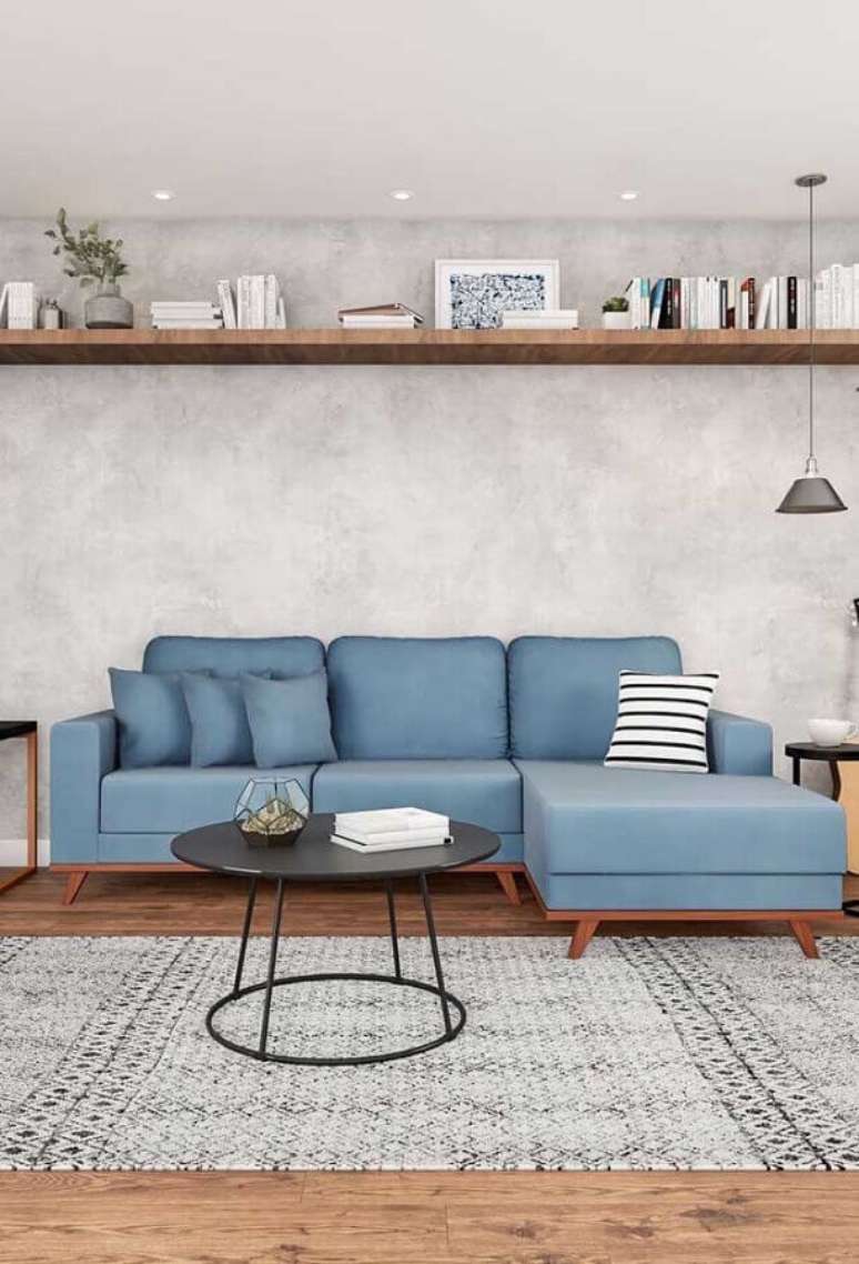 20. Decoração moderna para sala com parede de cimento queimado e sofá azul claro – Foto: Pinterest
