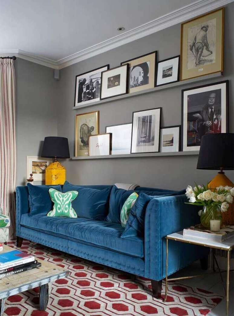 22. Decoração para sala cinza com vários quadros e sofá azul petróleo – Foto: Bahay OFW