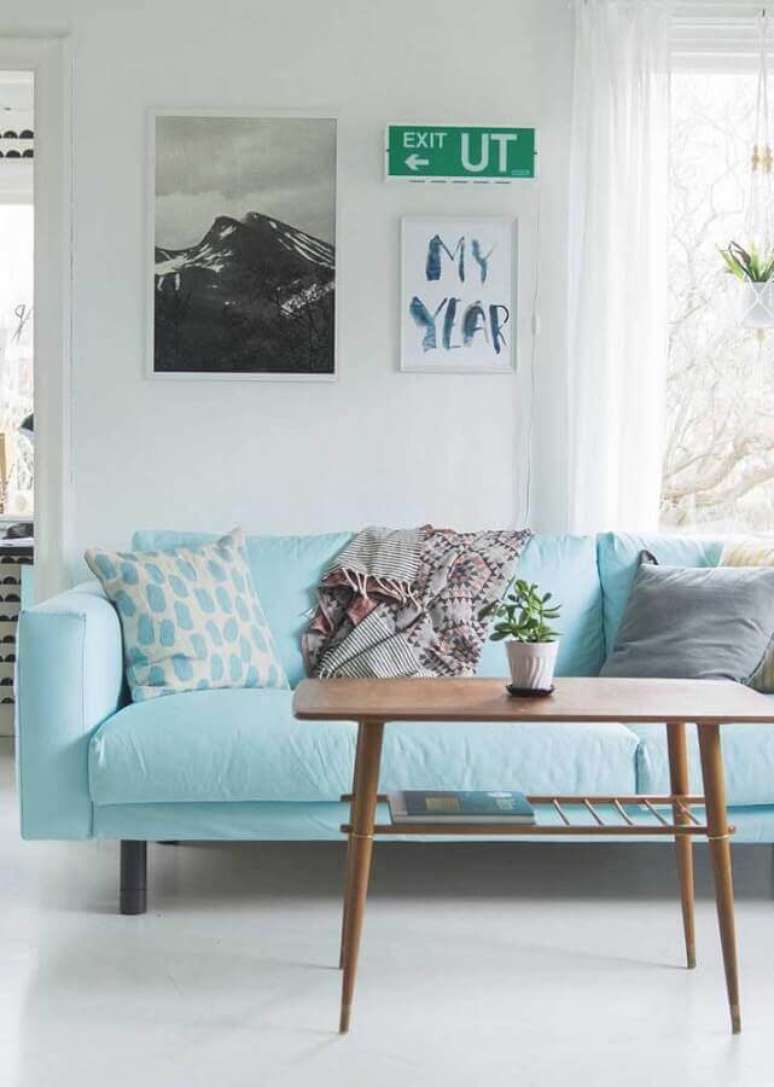 24. Decoração para sala com sofá azul claro e mesa de centro de madeira – Foto: Pinterest