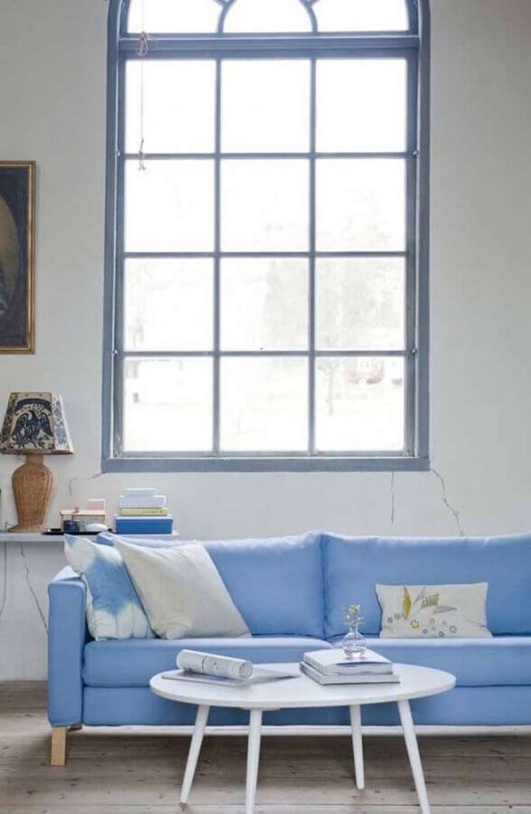 30. Decoração simples com sofá azul claro – Foto: HappyShappy