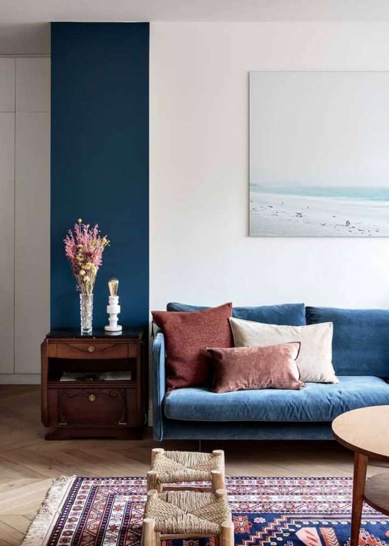 32. Decoração simples para sala com sofá azul – Foto: Wood Save