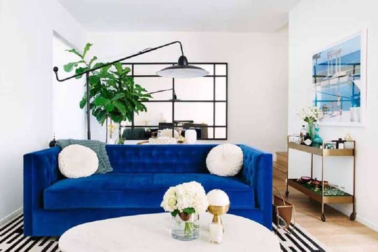 3. Escolha um modelo de sofá azul que vai se harmonizar à decoração de sua sala – Foto: Sophie Hannah Richardson