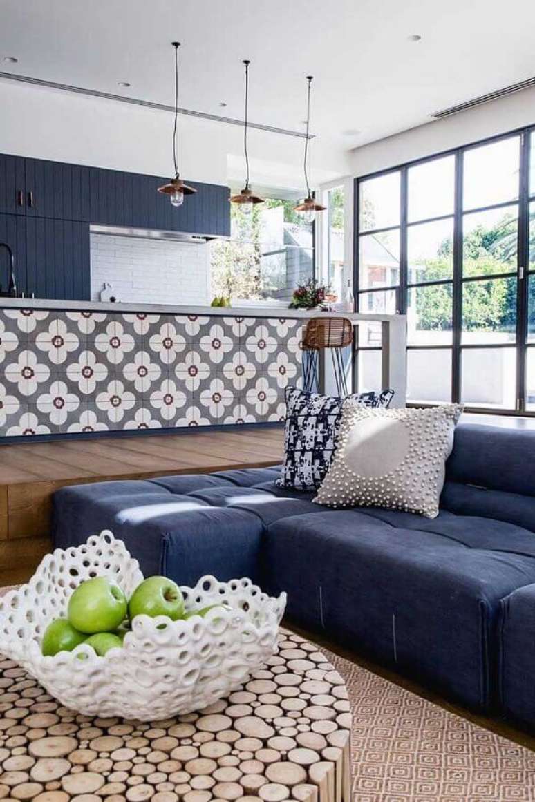 33. Invista em um modelo confortável de sofá retrátil azul para a sua sala de estar – Foto: Ideias Decor