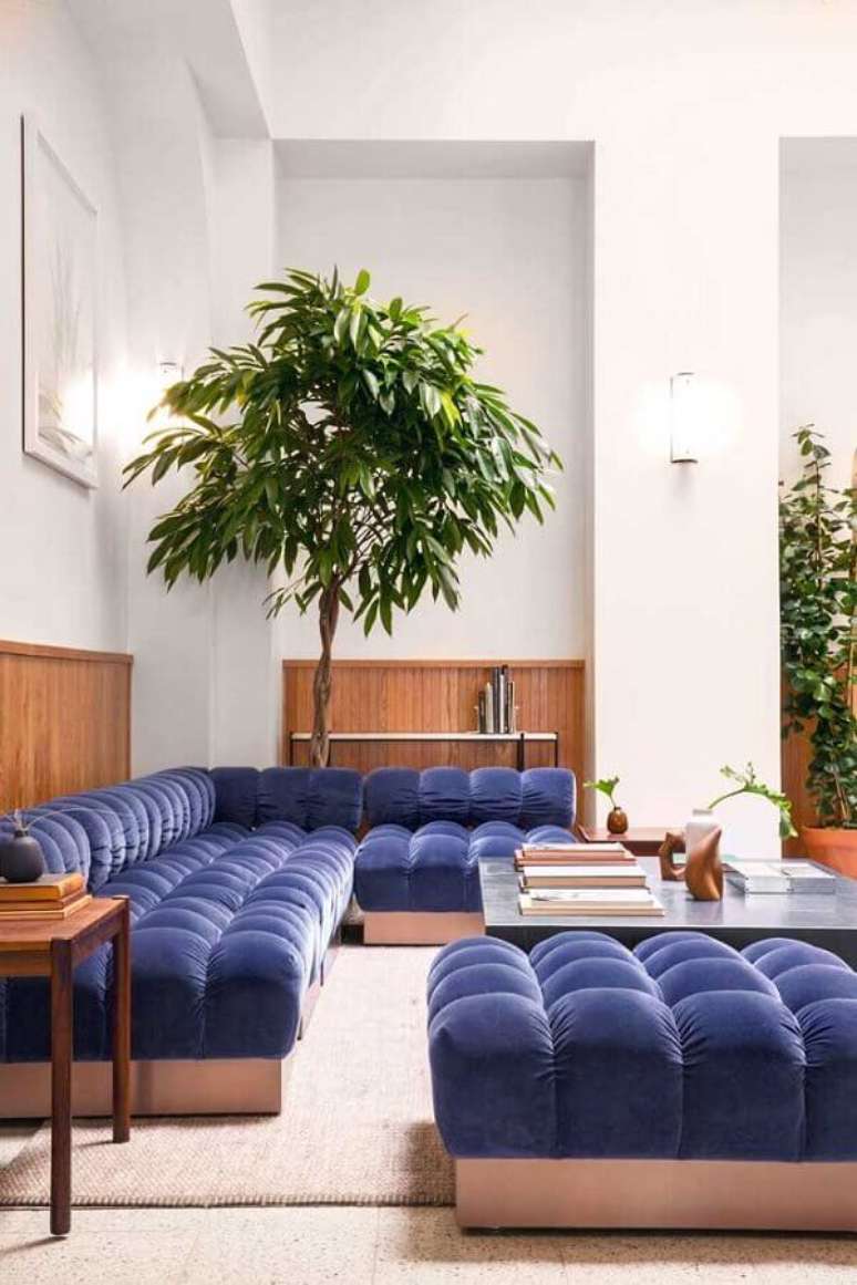 35. Modelo diferente de sofá de canto azul – Foto: Mauricio Gebara Arquitetura