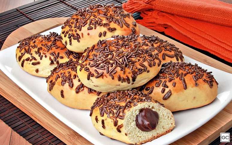 Pão doce com chocolate é uma receita superfácil e agrada a quase todos os paladares! 