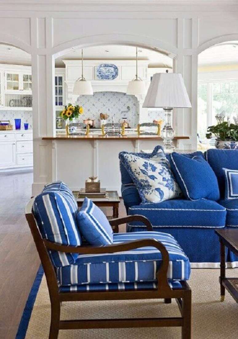 38. Sala com sofá azul royal decorada com poltrona de madeira – Foto: Decore com Gigi