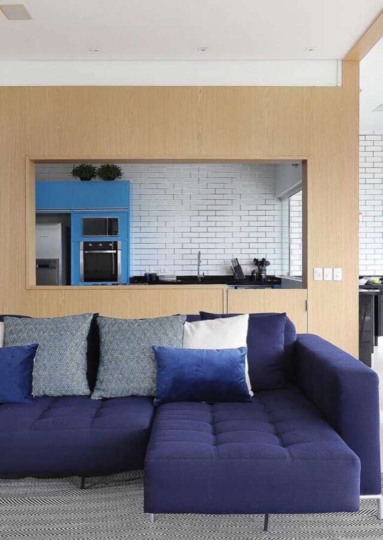 41. Sala decorada com sofá de canto azul – Foto: Mauricio Gebara Arquitetura
