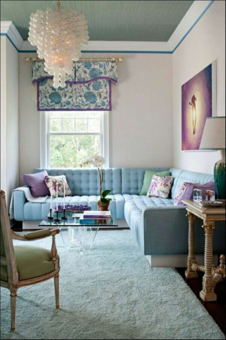 47. Sala decorada com sofá de canto azul claro – Foto: Homebnc