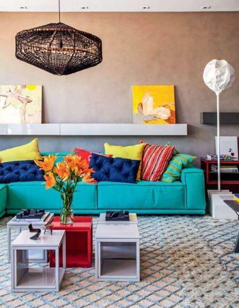 4. Invista em uma decoração divertida com muitas almofadas coloridas para o seu sofá azul Tiffany – Foto: Habitissimo