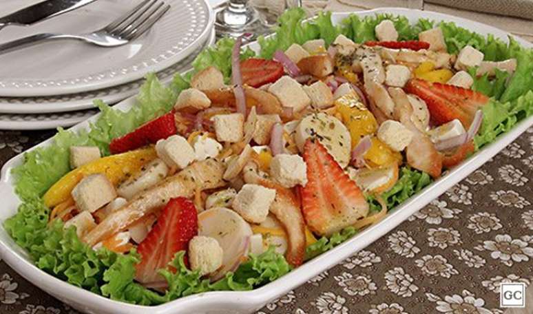 Salada completa de frango com molho de or&eacute;gano 
