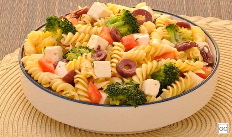 Salada de macarr&atilde;o e br&oacute;colis 
