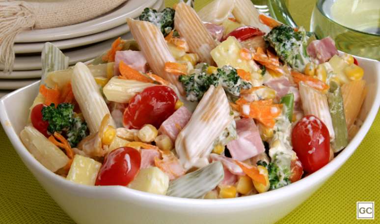 Salada de macarr&atilde;o com legumes e frios 