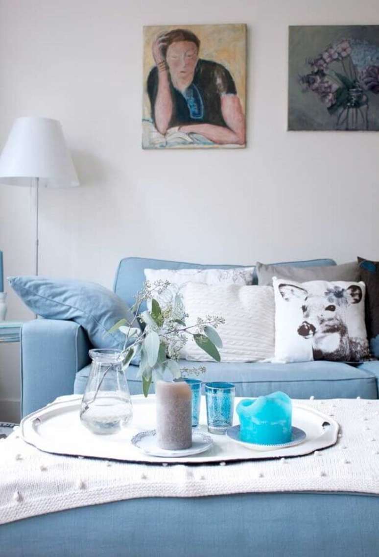 53. Decoração para sala com sofá azul claro e abajur branco – Foto: Pinterest