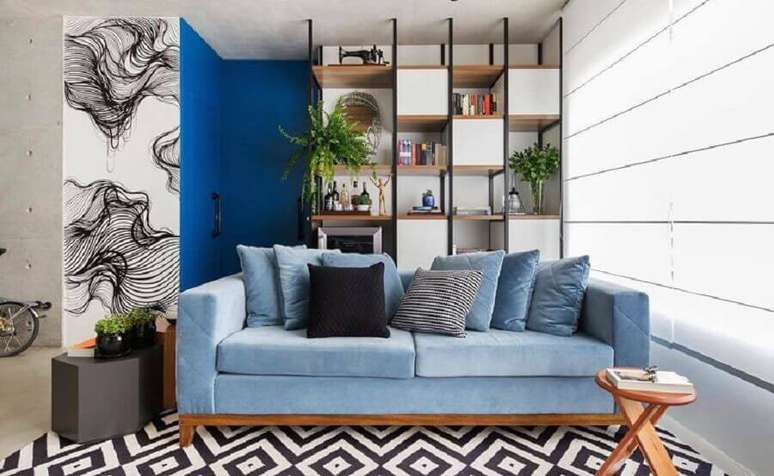 60. Decoração para varanda com estante de nichos e sofá azul claro – Foto: SP Studio Arquitetura