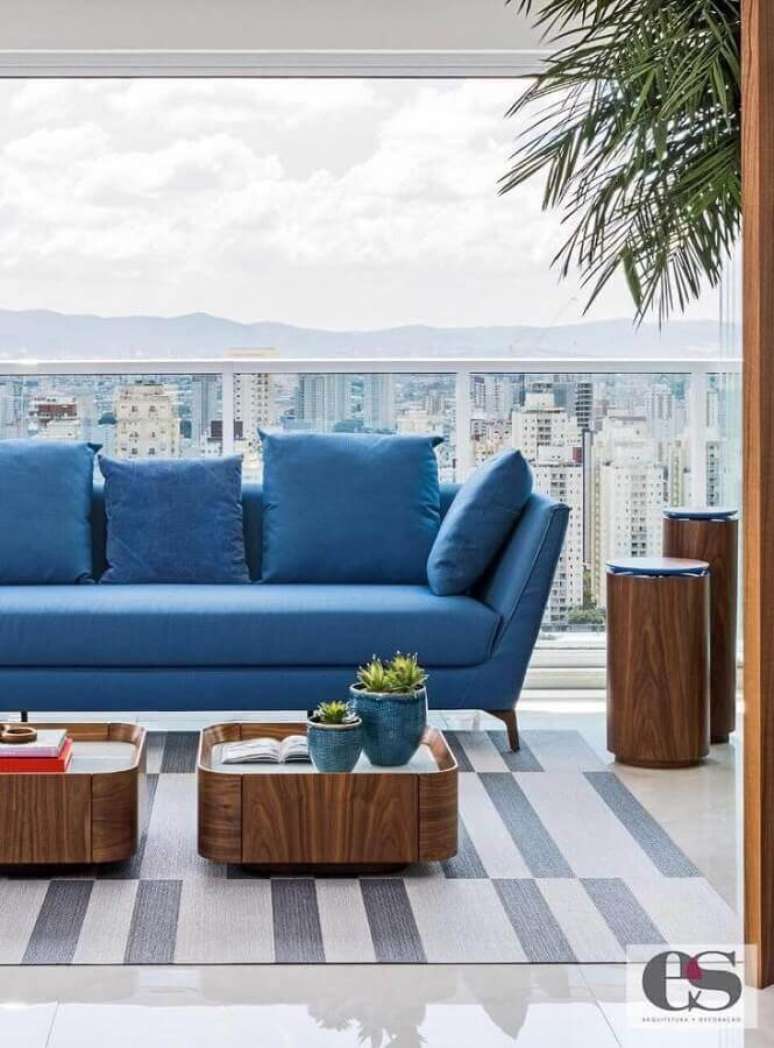 59. Varanda decorada com sofá azul – Foto: Érica Salgueiro Arquitetura