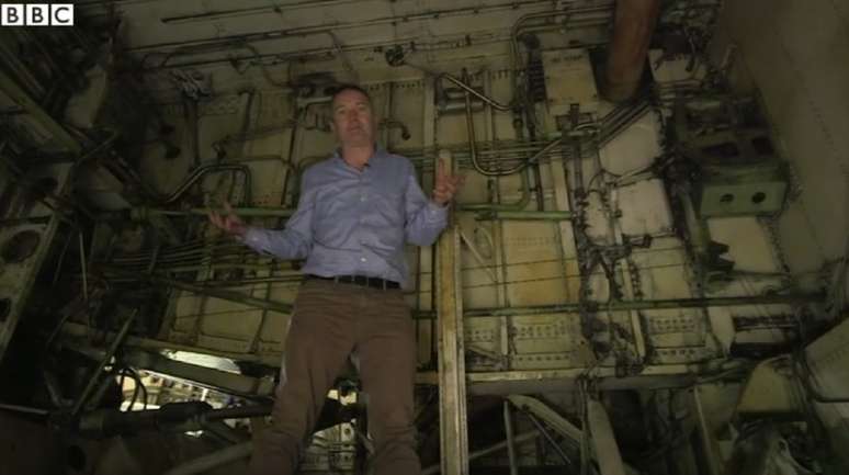 Robin Walker da BBC, dentro do arco da roda de um avião - durante o vôo a maior parte deste espaço é ocupada pelo trem de pouso recolhido