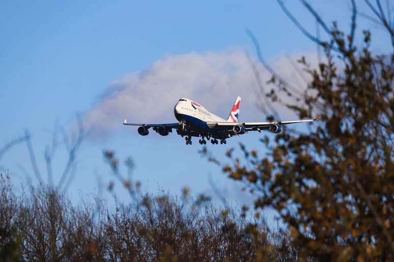 A maioria dos corpos no Reino Unido caiu de avi&otilde;es indo para o Aeroporto de Heathrow, em Londres