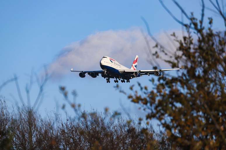 A maioria dos corpos no Reino Unido caiu de aviões indo para o Aeroporto de Heathrow, em Londres