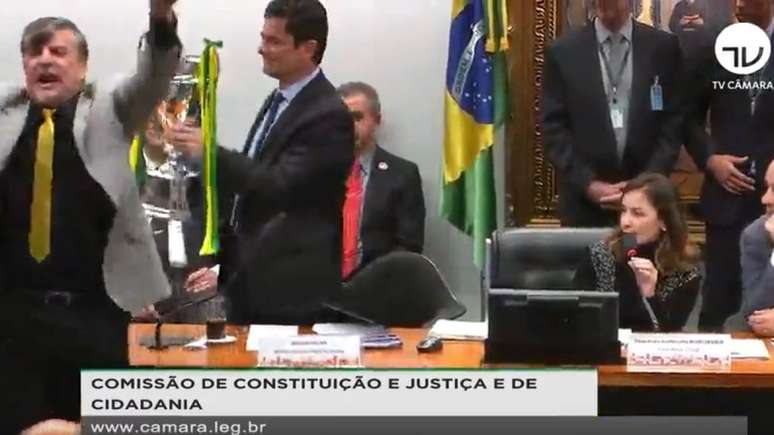 Sergio Moro aceitou o trof&eacute;u e o entregou a um assessor
