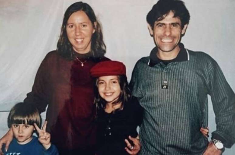 Foto da família do ator Rafael Henrique Miguel, publicada no Instagram de Isabela Tibcherani, namorada ele.