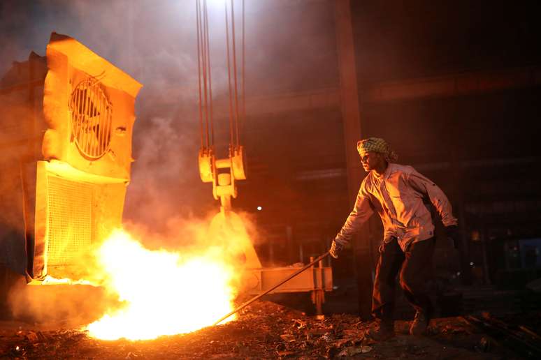 Trabalhadores derretem metal no forno de uma usina siderúrgica para produzir hastes em Dhaka. 
REUTERS/Mohammad
21/06/2019
